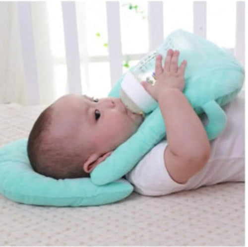 Démonstration du BibSupport™ : bébé tient facilement son biberon grâce au coussin d'alimentation - Liberté pour maman