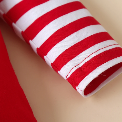 Détail manches rayées rouge blanc pyjama Noël bébé coutures renforcées -coton doux hypoallergénique