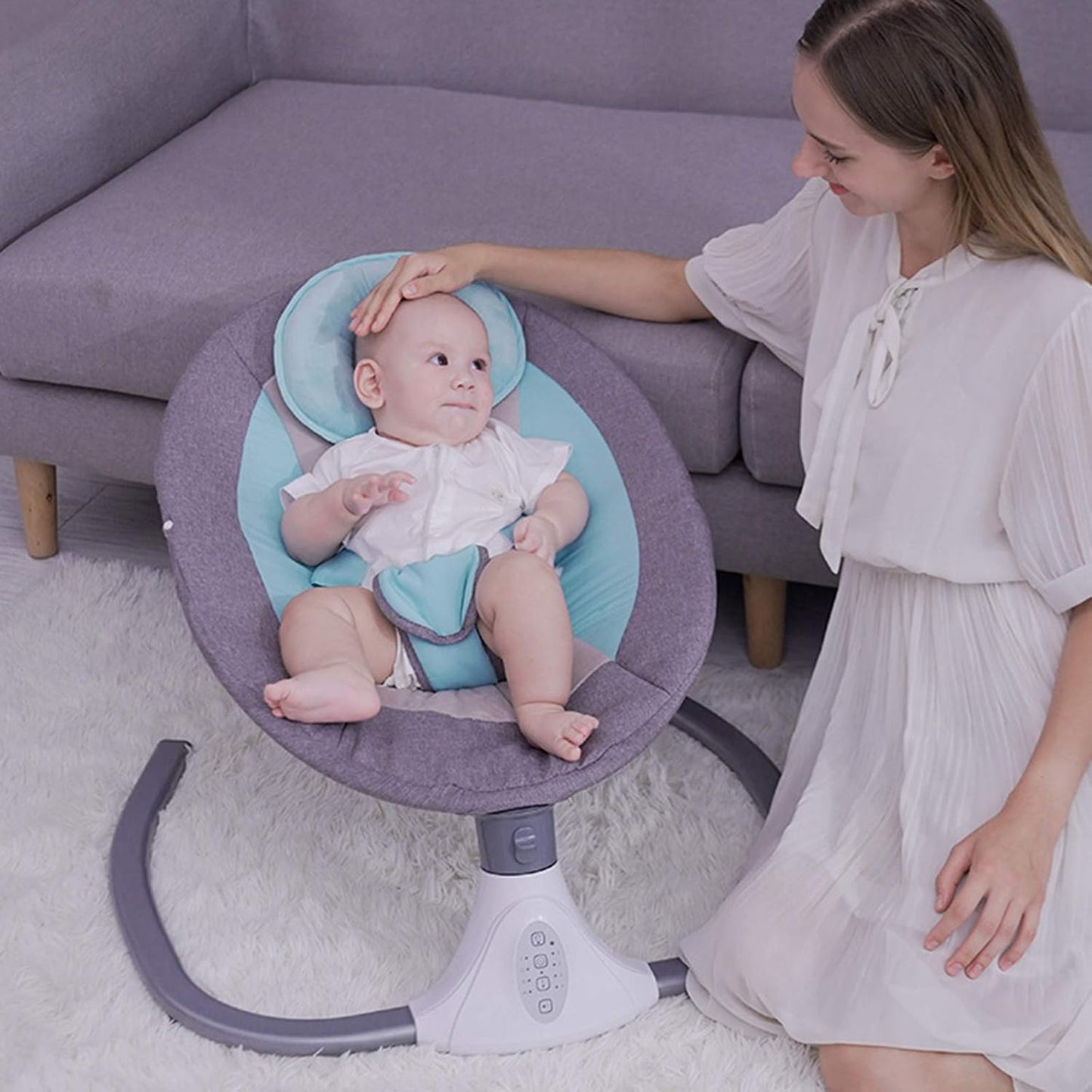 maman_avec_son_bebe_dans_la _balançoir_electrique