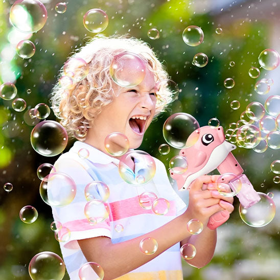 un enfant heureux avec son pistolet a bule