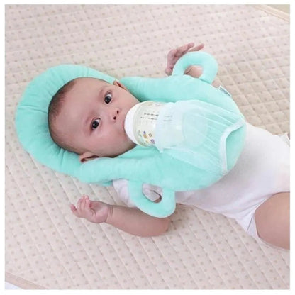Bébé paisible utilisant le BibSupport™ vert pour boire son biberon en autonomie