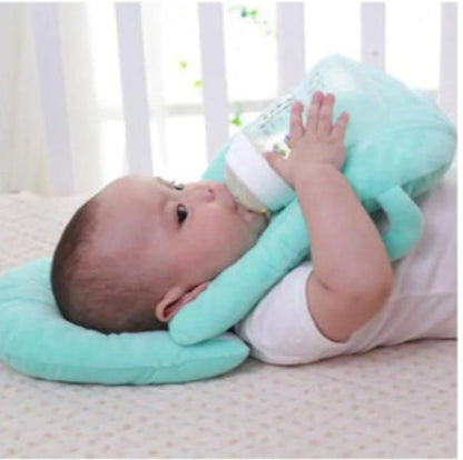 Démonstration du BibSupport™ : bébé tient facilement son biberon grâce au coussin d'alimentation - Liberté pour maman