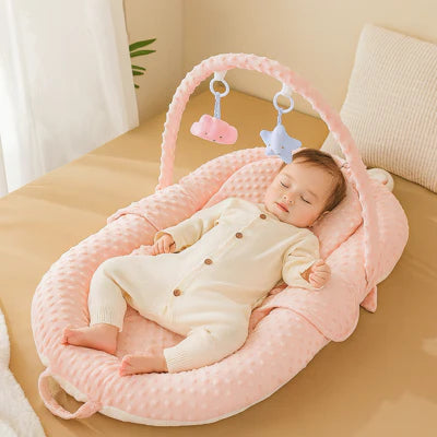 bebe cocon nid douillet avec bebe endormi royaume de bebe 