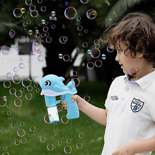 Enfant joues avec pistolet a bulle bleu