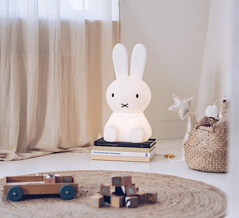 veilleuse-lapin-sur-bureau